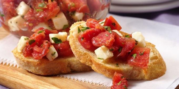 Eenvoudige snacks: Crostini met tomaten en mozzarella