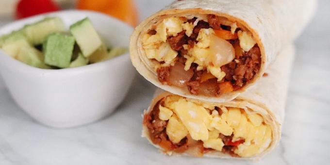 Burrito met roerei en chorrizo