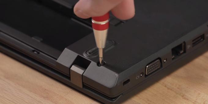 Zo sluit je een SSD aan op een laptop: plaats de achterkant en de batterij