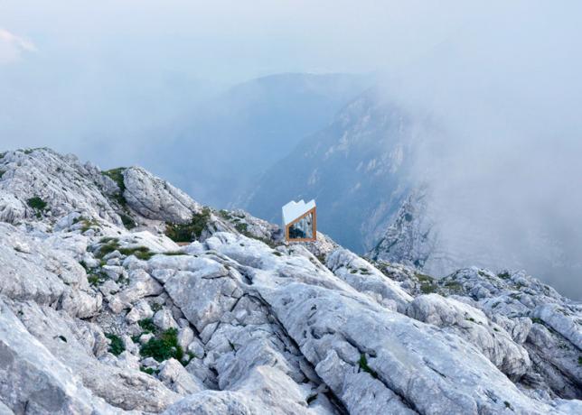 Kleine Huis op de top van de berg voor recreatie klimmers Alpine Shelter, Court House