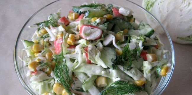 Verse salade: Salade met kool, maïs en krab sticks