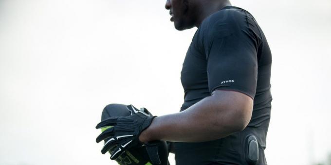 Smart korte broek en T-shirts Athos laten weten welke spieren van de atleet gaat tijdens de oefening