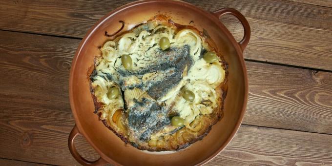 Hoe vis in de oven te koken: bot met uien en zure room