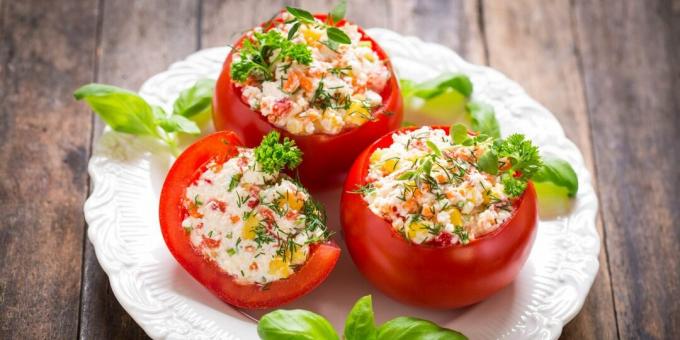 Tomaten gevuld met kaas en groenten