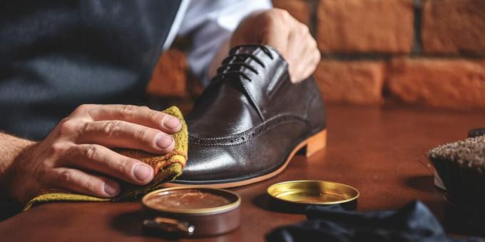 Hoe leer je schoenen te verzorgen: behandel ze elke 6-7 sokken met crème of wax