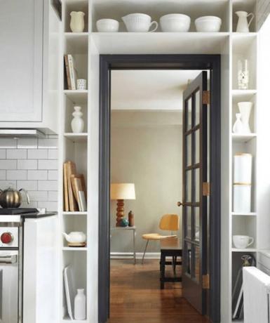 Ontwerpen van kleine appartementen: de planken rond de deur