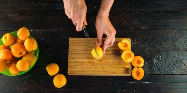 Abrikozen- en sinaasappeljam: snijd de abrikozen