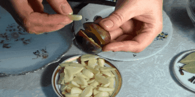 Recept: Ingelegde pruimen gevuld met knoflook