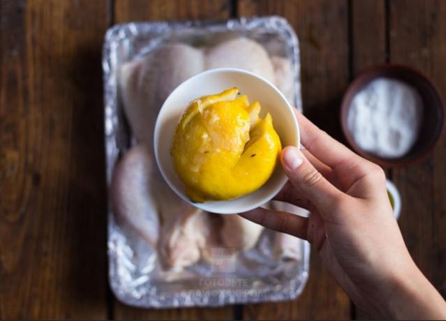 Hoe kan ik de kip te koken: citroen voor de smaak