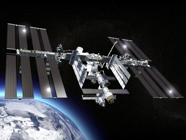 Hoe te besteden de Dag der Cosmonautics: het bewaken van de ISS