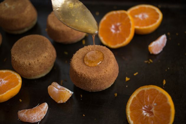 Giet de siroop over de mandarijnmuffins