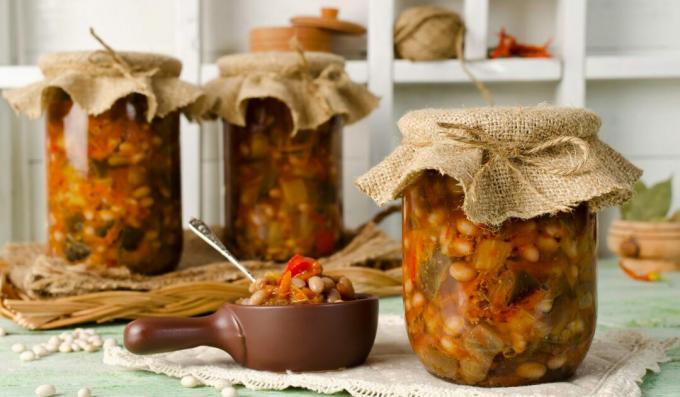 Auberginesalade met bonen voor de winter