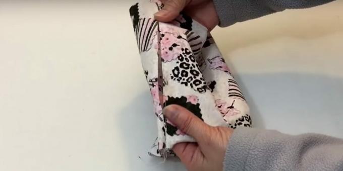 Hoe een medisch masker te naaien: draai de stof binnenstebuiten en naai de naad