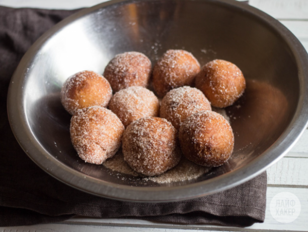 Bestrooi de kefir-donuts met poeder en serveer