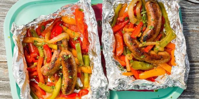 Recepten voor de grill: Worst met groene paprika in folie