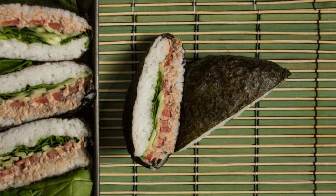 Klassieke sushi sandwich onigirazu met tonijn en spinazie