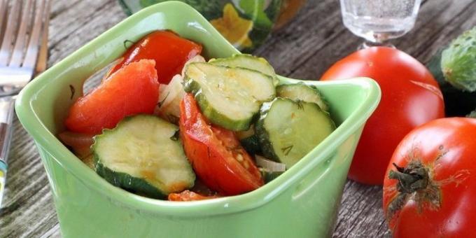 Komkommer salade in de winter met tomaten, ui en dille