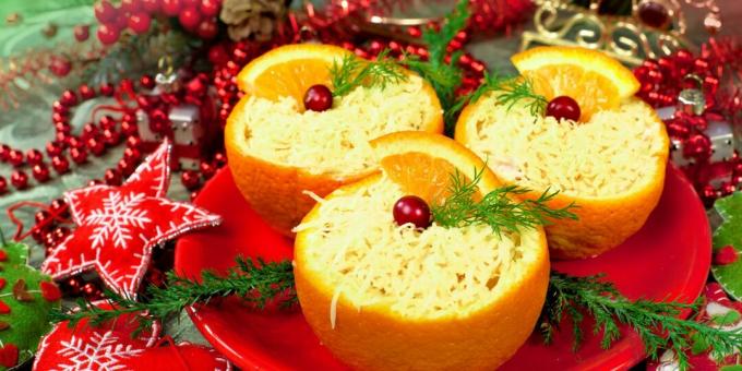 Kaassalade met krabsticks in sinaasappel: recepten voor nieuwjaarssalades