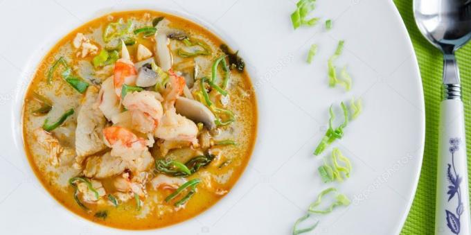 Thaise soep "Tom Yam" paddestoelen en groene uien