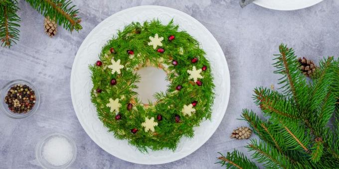 Salade recepten voor het nieuwe jaar: "Kerstkrans" met rundvlees en ingelegde uien