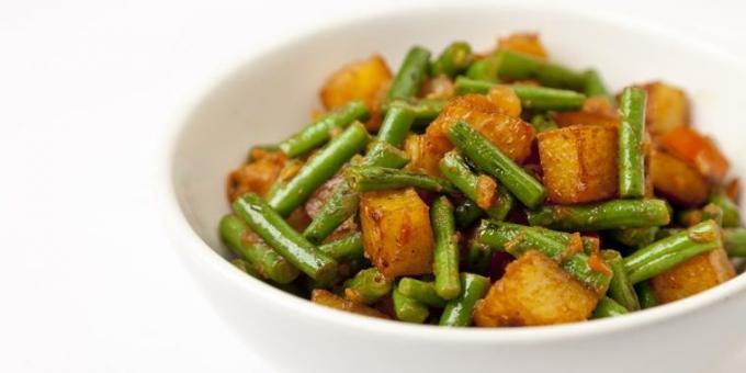 Groentegerechten: curry met aardappelen en groene bonen