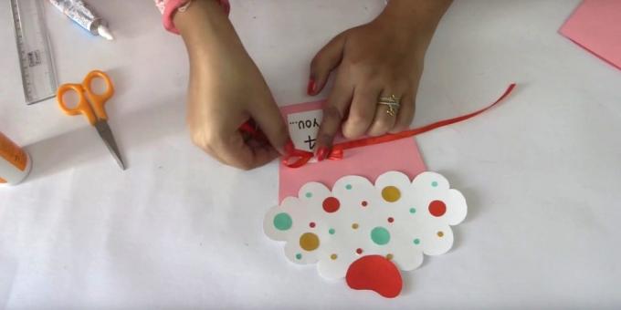 Knip kleine cirkels van gekleurd papier met verschillende diameters