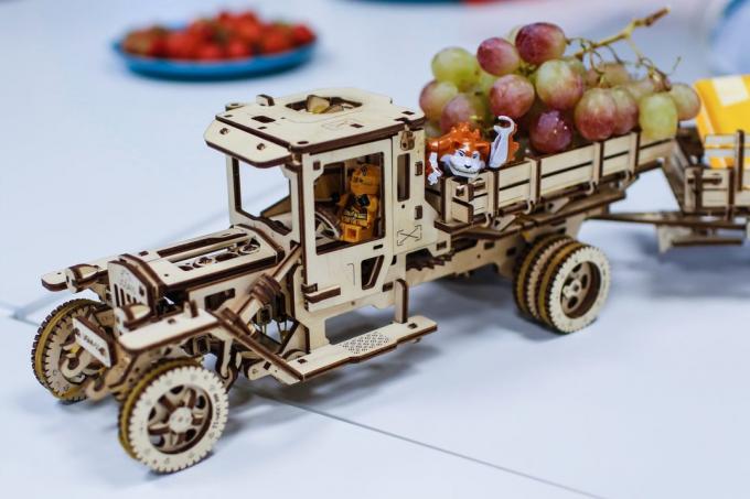 Overzicht UGEARS ontwerper: houten vrachtwagen die zonder batterijen gaat