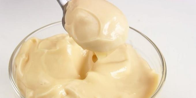 Zelfgemaakte mayonaise met azijn zonder mosterd