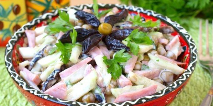 Salade met pruimen, ham en groene erwten