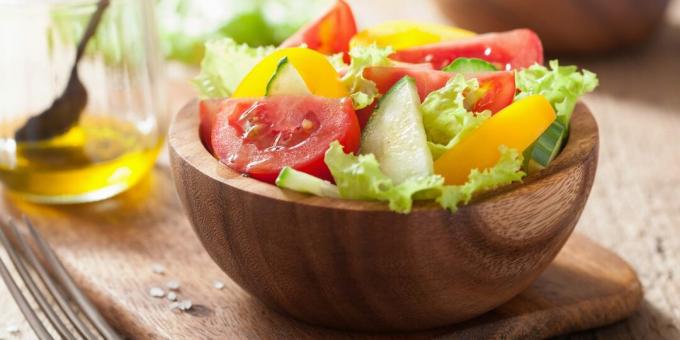 Salade met tomaten, komkommer en paprika