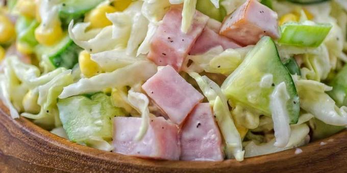 Salade met ham, kool en maïs