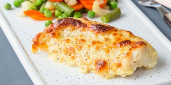 Vis gebakken met kaas en mayonaise in de oven
