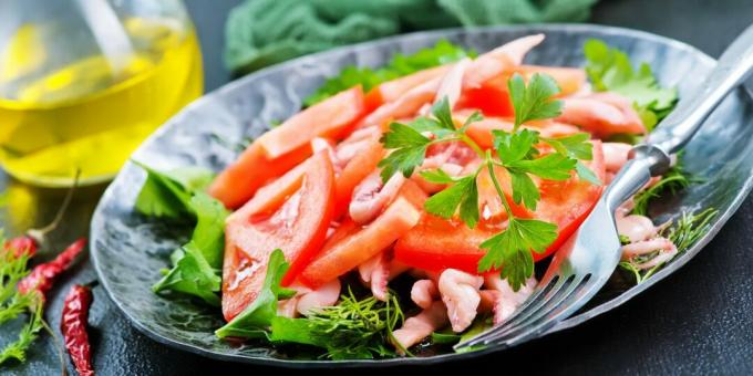 Salade met inktvis en tomaten