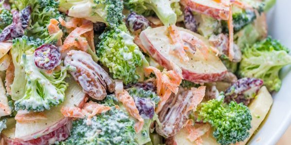 Plantaardige salade met broccoli en appel