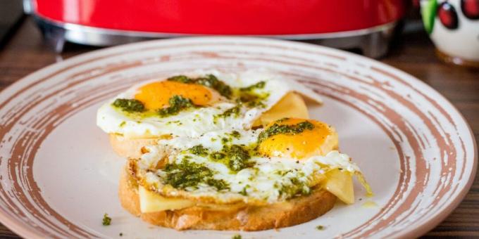 Eieren met pesto - een geweldig ontbijt in 5 minuten