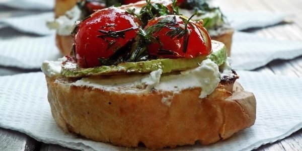 Wat om buiten te koken, met uitzondering van vlees: toast met kwark, gebakken courgette en tomaten