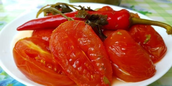 Gezouten tomaten met kruiden, knoflook en peper