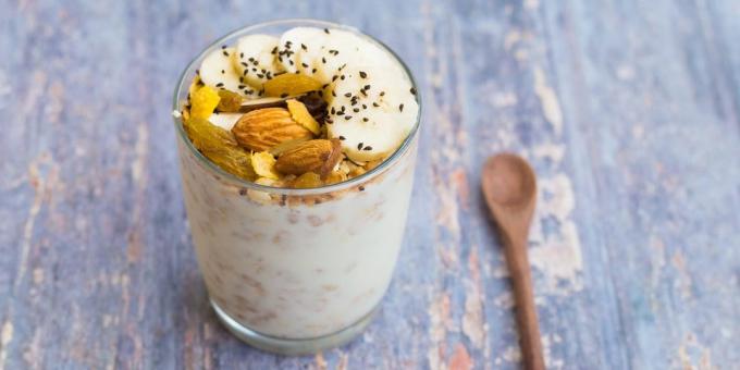 wat te eten voor een training: yoghurt met noten en bananen