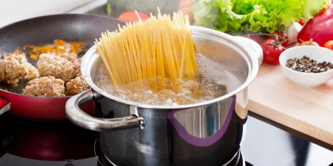 Hoe spaghetti op het fornuis te koken