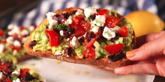 Sandwiches met avocado, tomaat, komkommer, olijven en feta kaas: eenvoudig recept