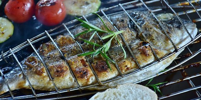 Recepten voor de grill: De hele vis gevuld met citroen, knoflook en peterselie