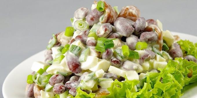 Salade met bonen, gemarineerde champignons en eieren