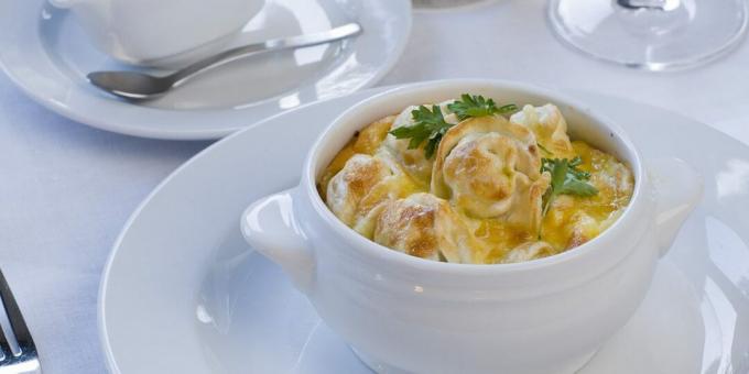Dumplings in een pot met groenten en kaas