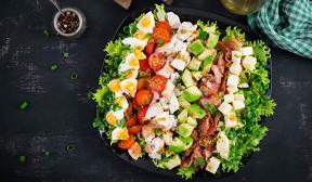 Cobb-salade met kalkoen, kaas en mosterddressing