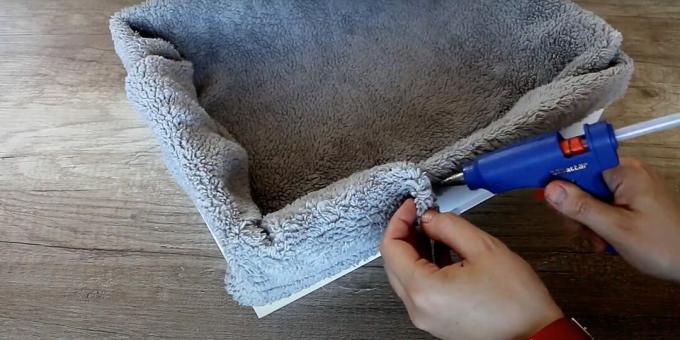 Hoe maak je een doe-het-zelf kattenmand: lijm de stof