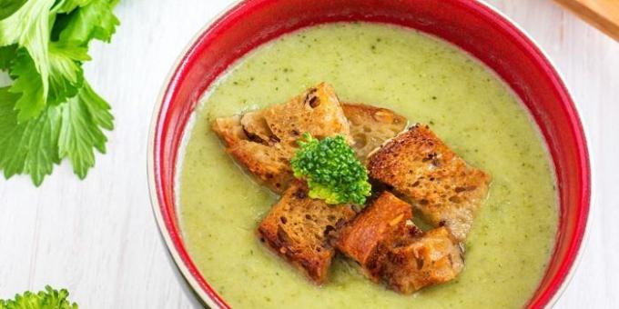 Selderij soep met broccoli en croutons