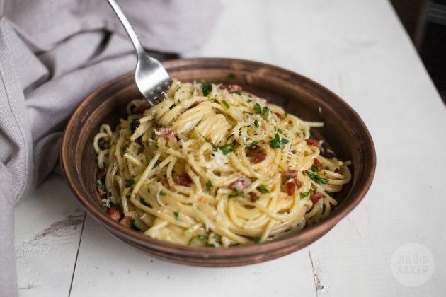 Serveer de Carbonara-pasta onmiddellijk