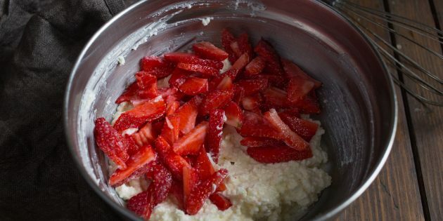 Chimichanga: maak een cottage cheese en aardbeienvulling