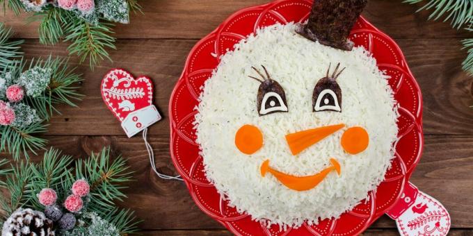 Nieuwjaarsalade "Sneeuwman" met kip en champignons: een eenvoudig recept