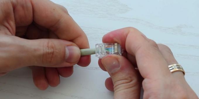 Een twisted pair-kabel krimpen: Schuif de connector erop